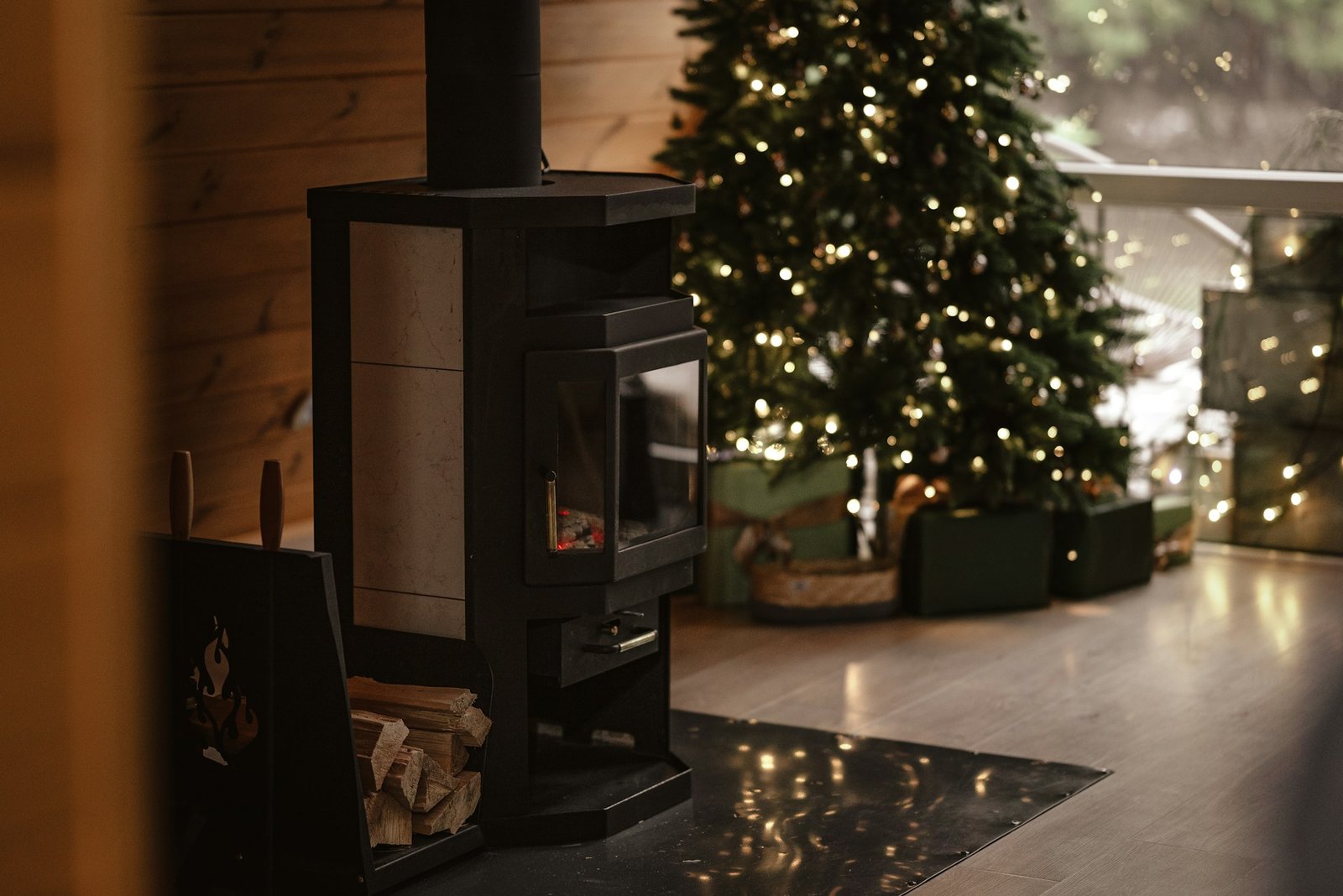 Kaminofen mit kalter Asche im Brennraum