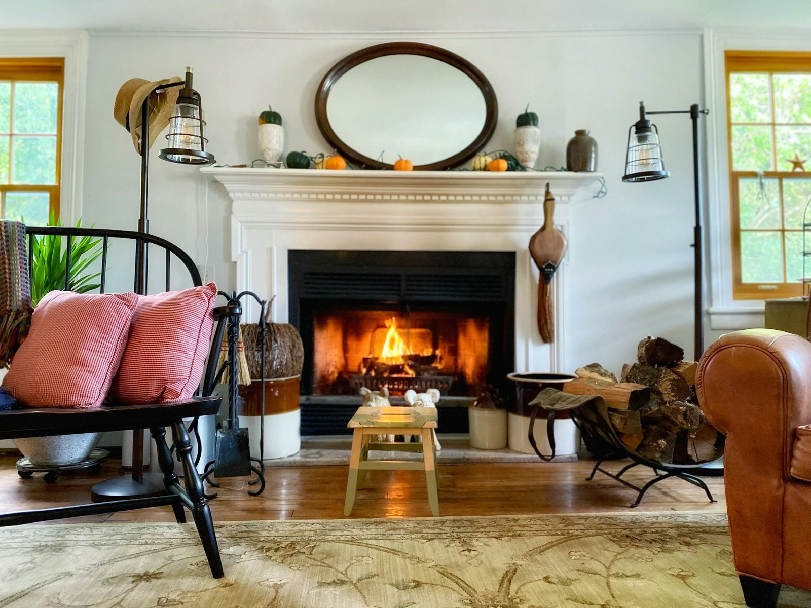 Kaminofen im Wohnzimmer mit sichtbarem Staub auf der Oberfläche