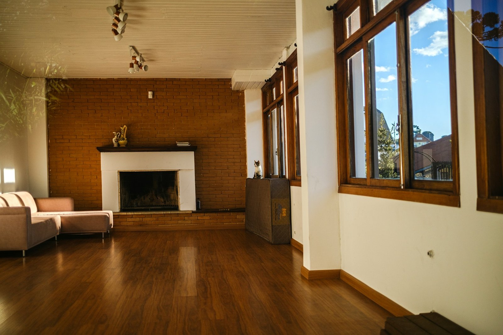 Kamin beim Anheizen im Wohnzimmer