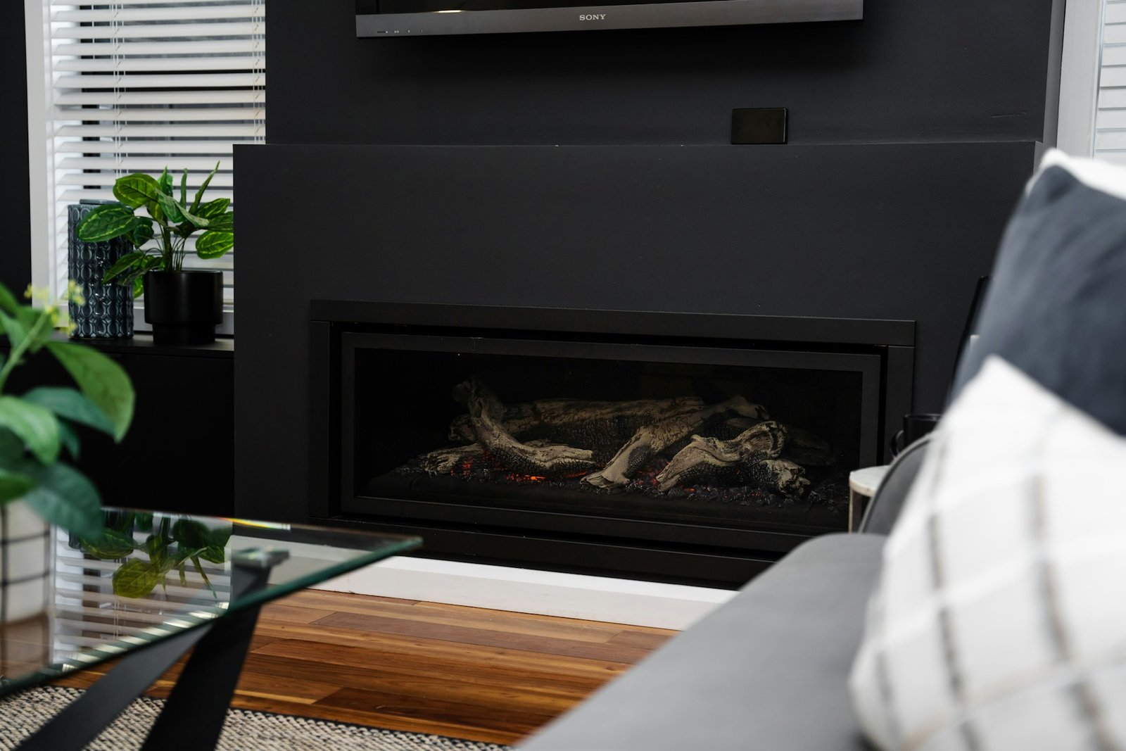 Kamin wird im Innenraum gereinigt